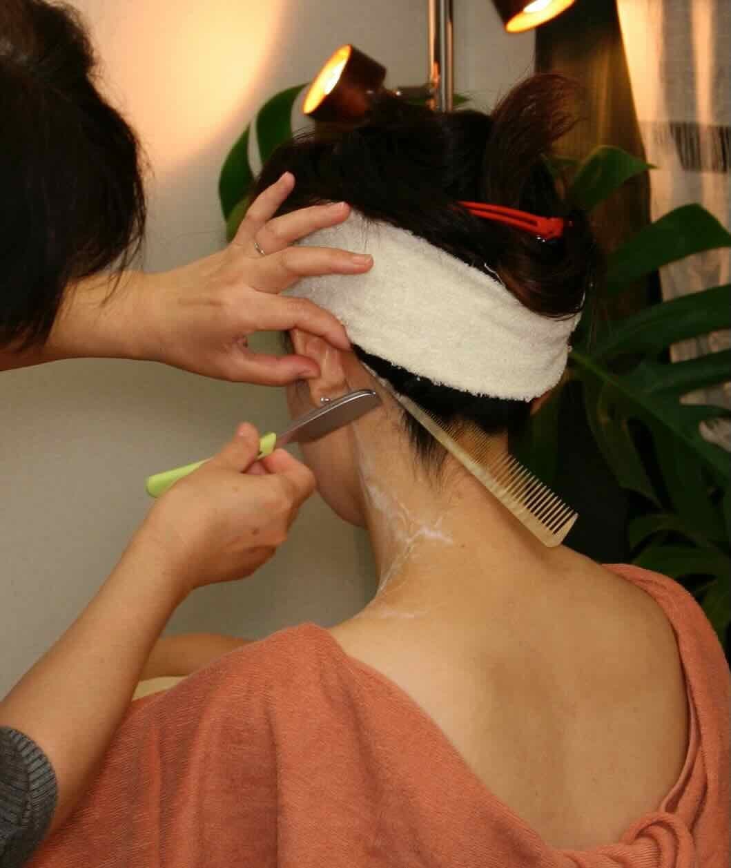 女性　襟そり　襟剃り